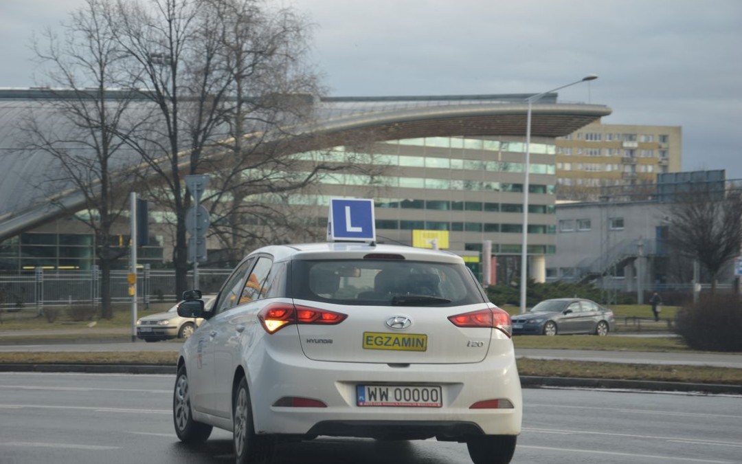 samochód do przeprowadzania egzaminów państwowych na prawo jazdy z znakiem l na dachu